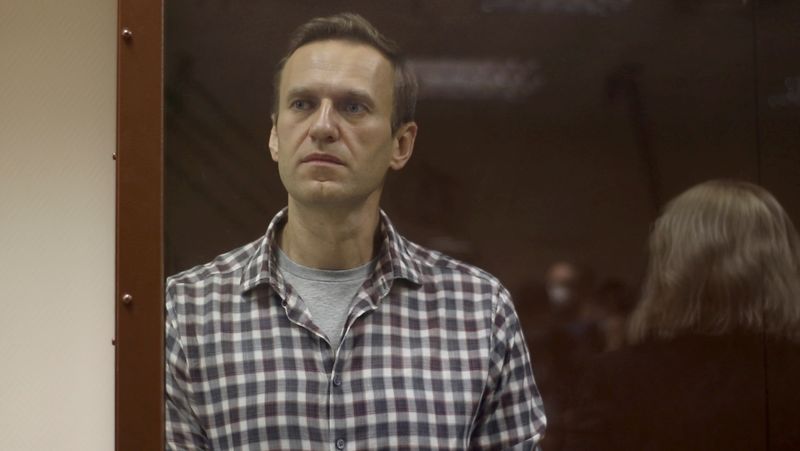 © Reuters. FILE PHOTO: Russian opposition leader Navalny attends a court hearing in Moscow