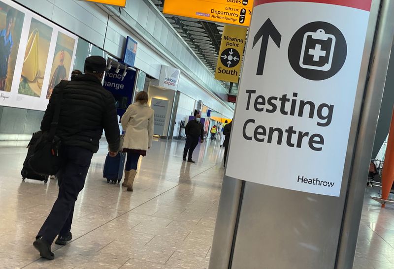 &copy; Reuters. Centro de testagem da Covid-19 no aeroporto de Heathrow, em Londres