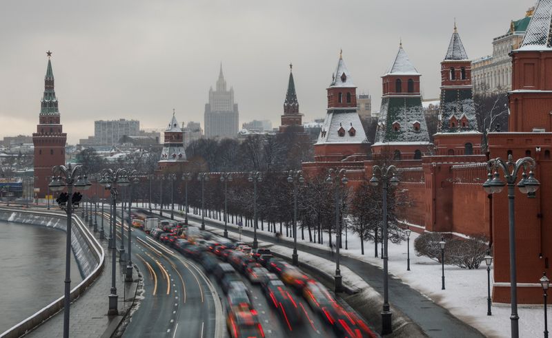 &copy; Reuters. Cars drive along the embankment of Moskva river by towers of Kremlin in Moscow