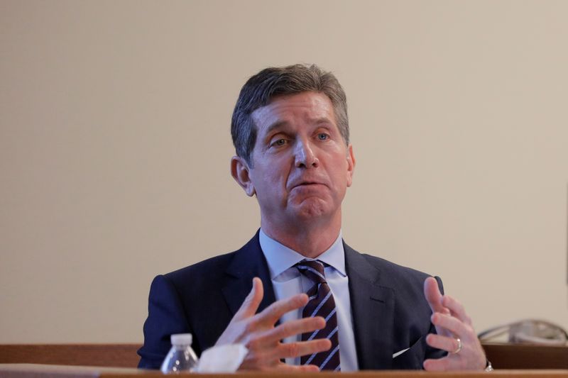 &copy; Reuters. Imagen de archivo de Alex Gorsky, presidente ejecutivo y jefe del directorio de Johnson &amp; Johnson, testificando ante la Corte Suprema de Nueva Jersey en Nuevo Brunswick