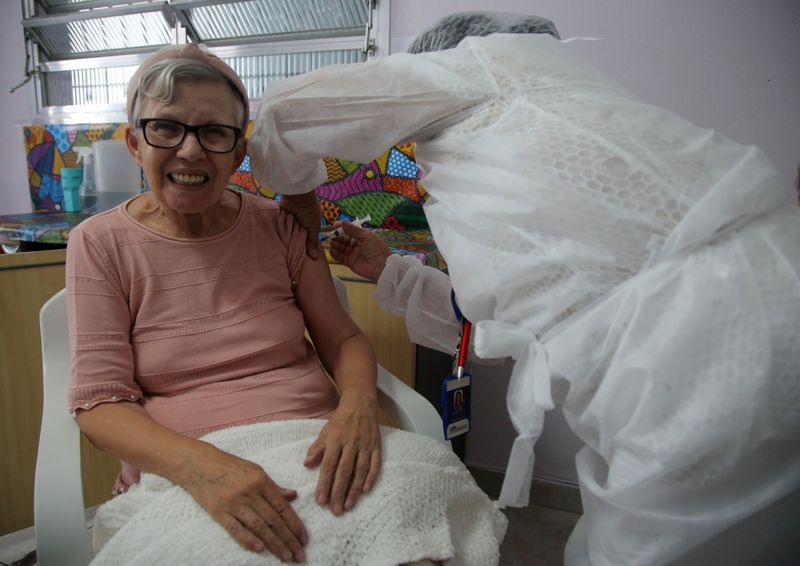 &copy; Reuters. Foto de archivo ilustrativa de una mujer recibiendo la segunda dosis de la vacuna de Sinovac&apos; contra el coronavirus en un hogar de ancianos en Guarulho, cerca de Sao Paulo