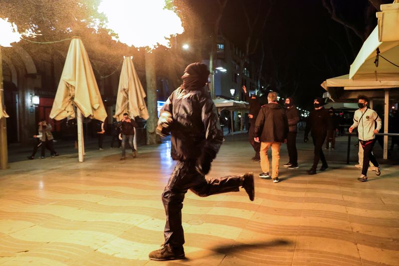 &copy; Reuters. Una persona lanza un objeto en llamas durante una protesta en apoyo al cantante de rap Pablo Hasél en Barcelona