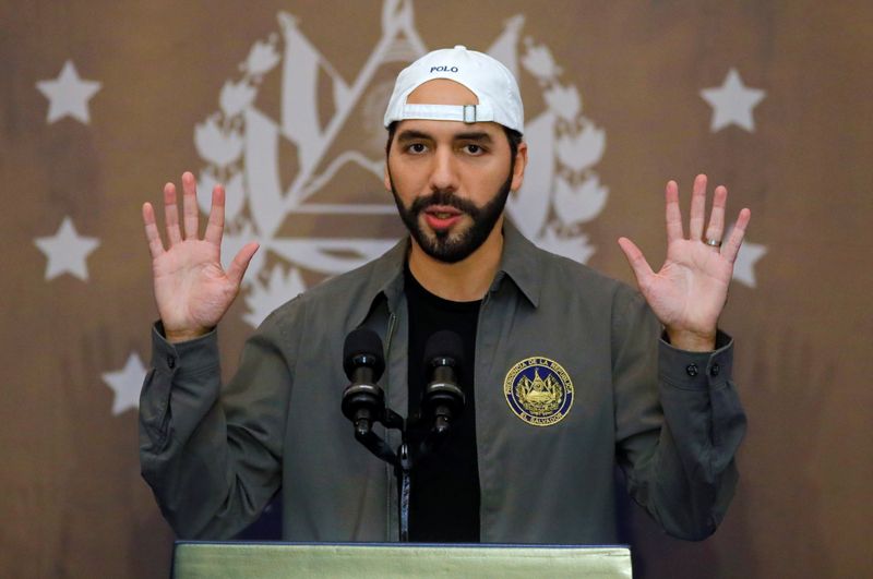 &copy; Reuters. El presidente de El Salvador, Nayib Bukele, habla durante una conferencia de prensa antes de emitir su voto en unas elecciones parlamentarias y municipales, en San Salvador