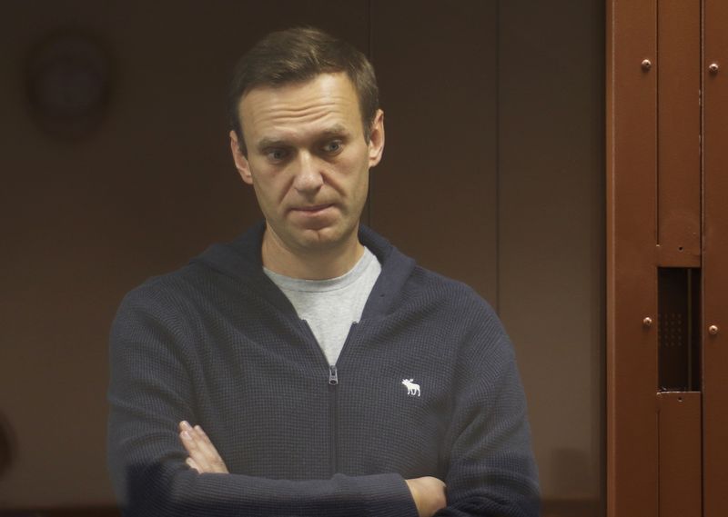 &copy; Reuters. Foto de archivo. El crítico del Kremlin Alexei Navalny, se encuentra en un banquillo de los acusados durante una vista judicial en Moscú