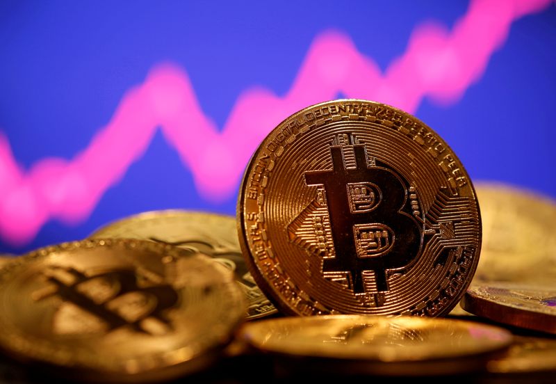 © Reuters. FILE PHOTO: FILE PHOTO: A representation of virtual currency Bitcoin is seen in front of a stock graph in this illustration taken