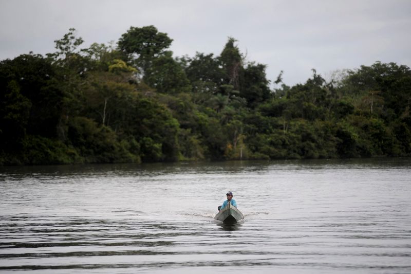 &copy; Reuters. Pescador em represa de hidrelétrica
