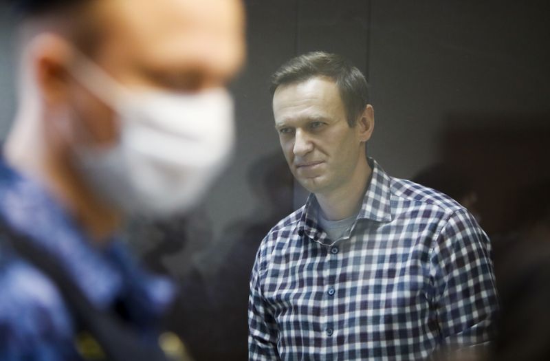 © Reuters. FILE PHOTO: Russian opposition politician Alexei Navalny attends a hearing hearing to consider an appeal against an earlier court decision to change his suspended sentence to a real prison term
