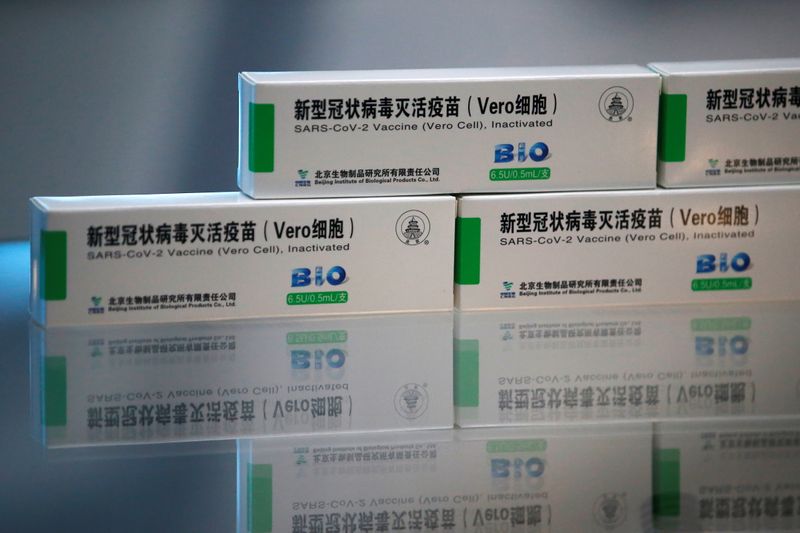 &copy; Reuters. FOTO DE ARCHIVO: Paquetes de vacunas COVID-19 del Instituto de Productos Biológicos de Pekín del Grupo Nacional Biotec de China (CNBG) de Sinopharm, se exhiben durante una visita organizada por el gobierno a la línea de producción de la vacuna en Beij