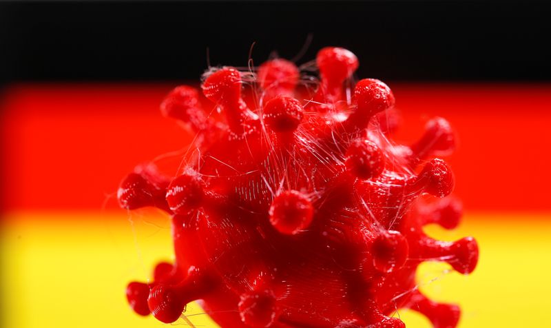 &copy; Reuters. Un modello stampato in 3D del coronavirus davanti a una bandiera tedesca