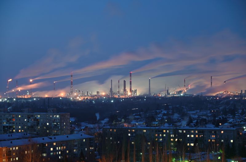 &copy; Reuters. A view shows a local oil refinery in Omsk