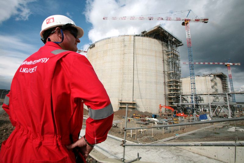 &copy; Reuters. An employee of Sakhalin Energy stands at the Sakhalin-2 project&apos;s liquefaction gas plant in Prigorodnoye