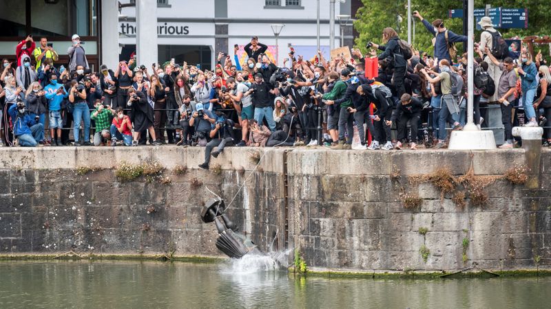 &copy; Reuters. FILE PHOTO: The statue of Edward Colston falls into the water after protesters pulled it down in Bristol