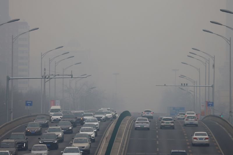 &copy; Reuters. FOTO DE ARCHIVO: Retención de tráfico en una carretera en una día de alta contaminación del aire en Pekín