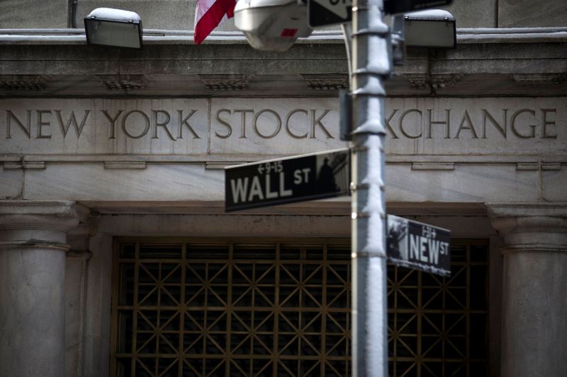 © Reuters. Imagen de archivo de un letrero de la calle Wall Street afuera de la puerta de la bolsa de valores de Nueva York en el distrito financiero de Nueva York