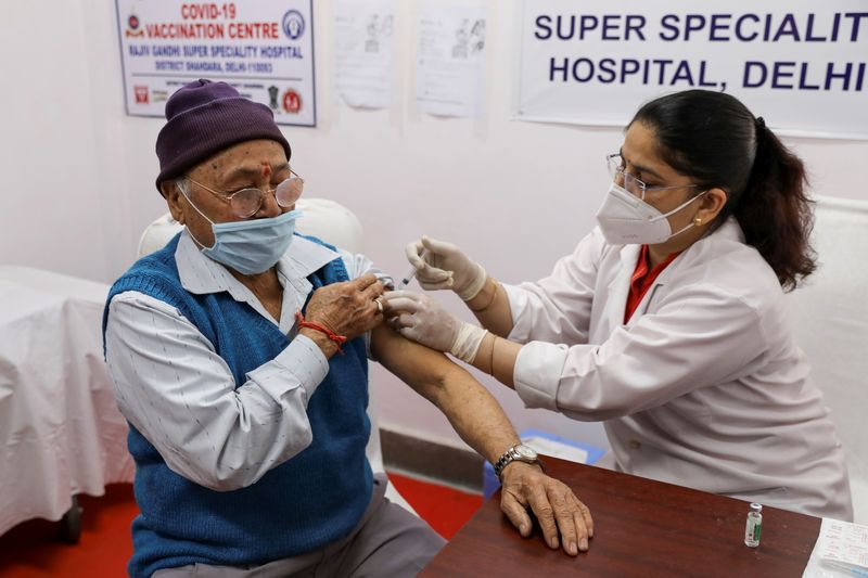 &copy; Reuters. COVID-19 vaccination in New Delhi
