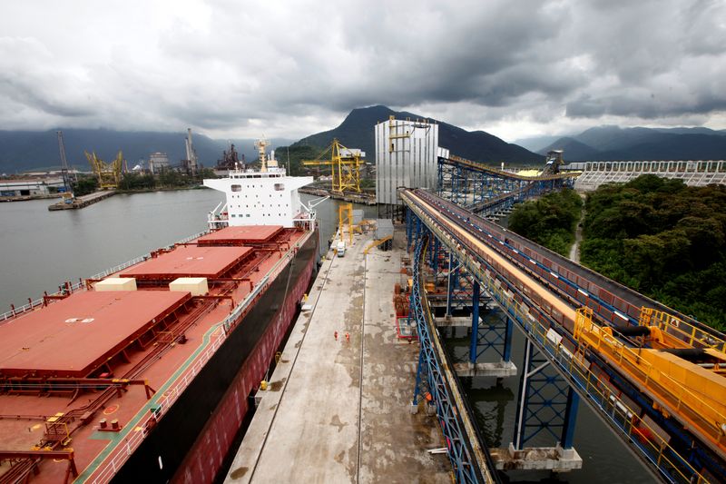 © Reuters. Navio carregado com soja no porto de Santos (SP)