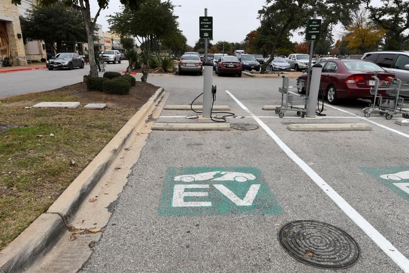&copy; Reuters. FILE PHOTO: An electric vehicle fast charging station is seen in the parking lot of a Whole Foods Market in Austin