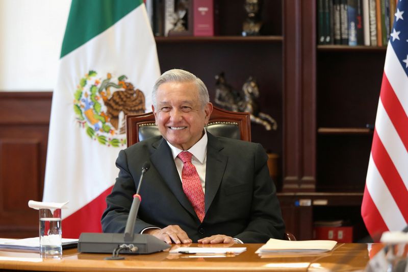 &copy; Reuters. López Obrador durante conversa virtual com Biden