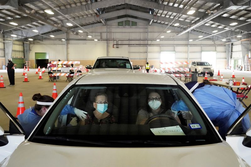 © Reuters. People are inoculated against coronavirus disease at a vaccination site in Robstown