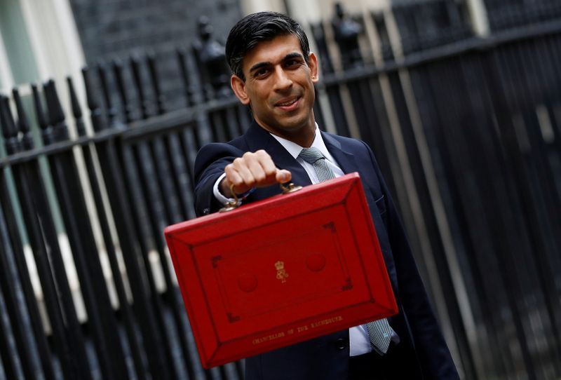 &copy; Reuters. FILE PHOTO: Britain&apos;s Chancellor of the Exchequer Rishi Sunak holds the budget box outside his office in Downing Street in London