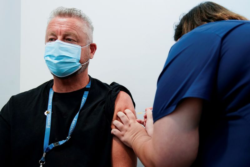 &copy; Reuters. FILE PHOTO: The Pfizer COVID-19 vaccine is administered to a high-risk worker in Melbourne