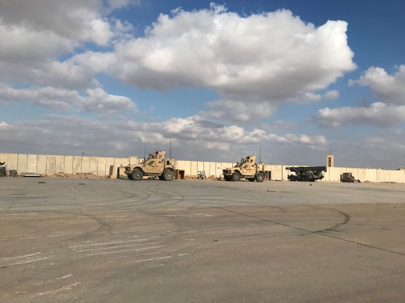 &copy; Reuters. 米軍などが駐留するイラクの空軍基地に複数のロケット弾＝関係者