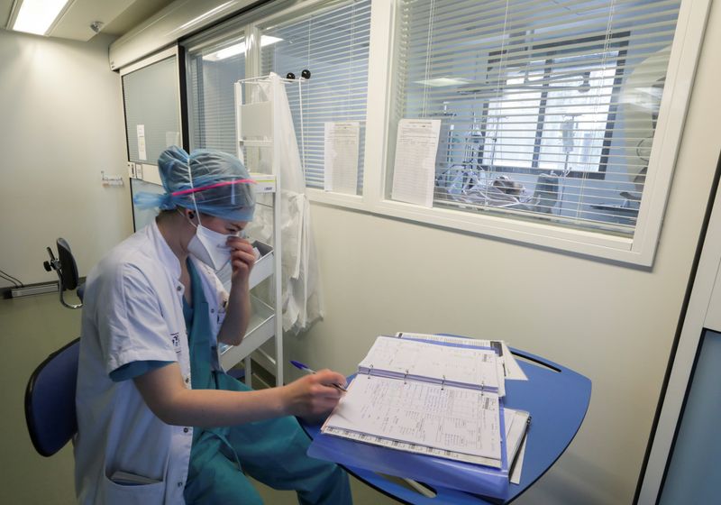 &copy; Reuters. Un miembro del personal médico en la Unidad de Cuidados Intensivos (UCI) para pacientes de COVID-19 en el hospital Pasteur en Niza