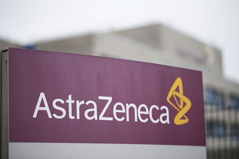&copy; Reuters. Il logo AstraZeneca a Wedel, vicino Amburgo, in Germania