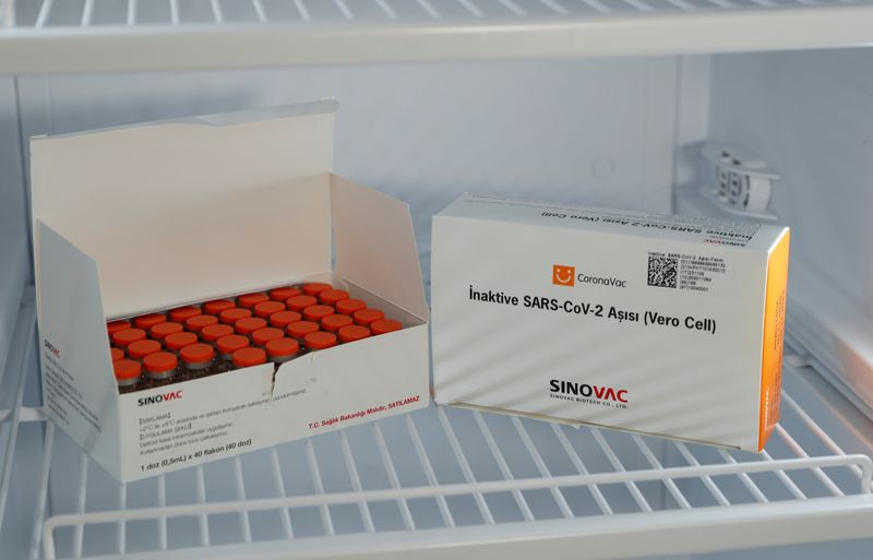 &copy; Reuters. Caixas com frascos da vacina contra Covid-19 CoronaVac em refrigerador em hospital de Istambul