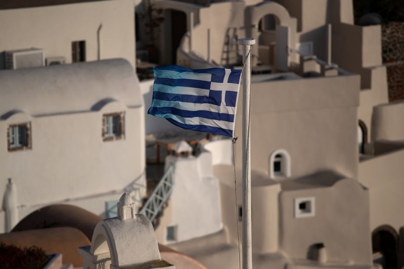 &copy; Reuters. Bandiera greca a Oia, sull&apos;isola di Santorini.