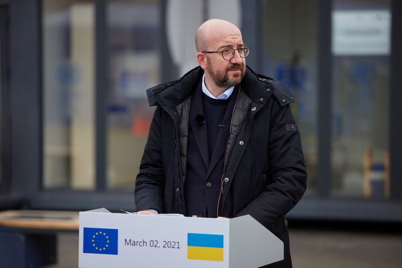 &copy; Reuters. Charles Michel, presidente del Consiglio europeo, fotografato durante una conferenza stampa nel corso della visita al checkpoint di Shchastya, nella regione di Lugansk