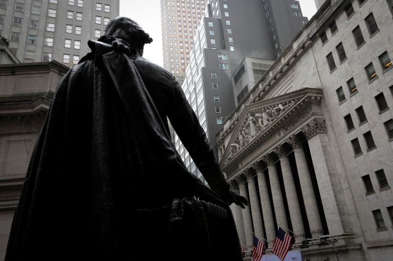 &copy; Reuters. Statue of George Washington at Federal Hall across Wall Street from New York Stock Exchange in New York