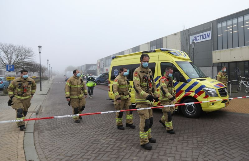 &copy; Reuters. Equipes de emergência isolam área de centro de testes de Covid-19 alvo de explosão em Bovenkarspel, ao norte de Amsterdã