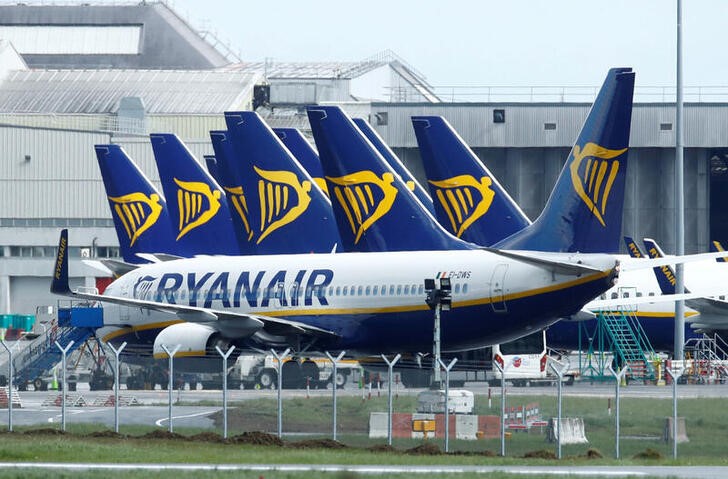 &copy; Reuters. IMAGEN DE ARCHIVO: Aviones de  Ryanair estacionados en el aeropuerto de Dublín, Irlanda