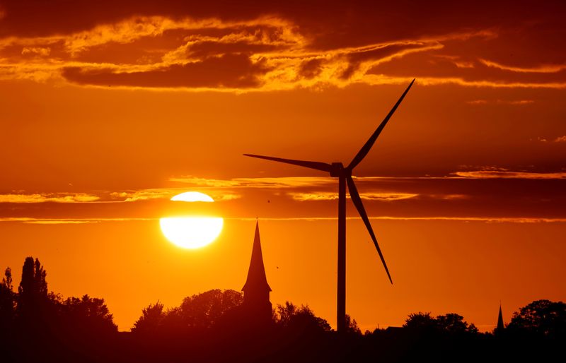 &copy; Reuters. FILE PHOTO: FILE PHOTO: A power-generating windmill turbine is pictured during sunset at a renewable energy park in Ecoust-Saint-Mein, France