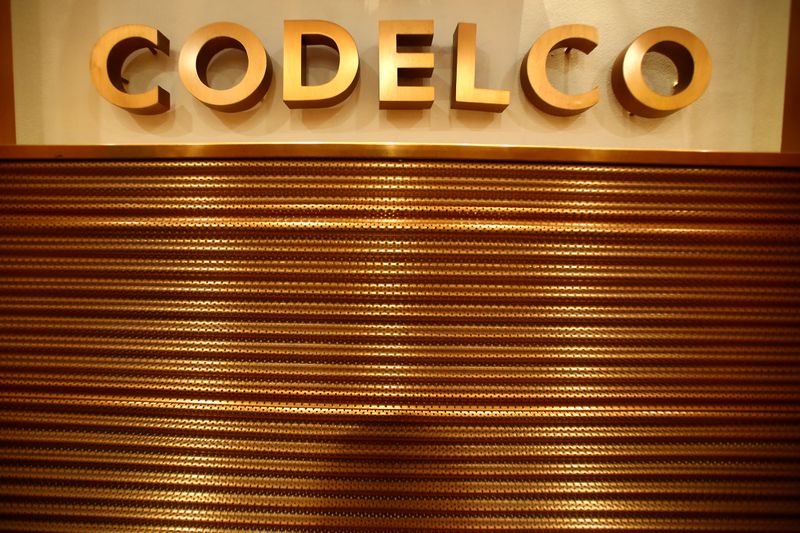 &copy; Reuters. Foto de archivo del logo de Codelco en la oficina de la empresa en Santiago de Chile