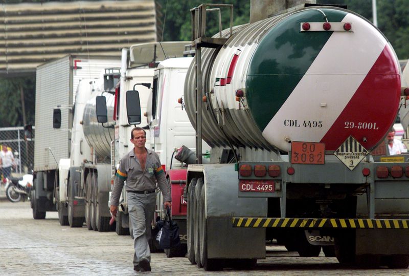 &copy; Reuters. Caminhões-tanques na refinaria de Duque de Caxias (RJ)