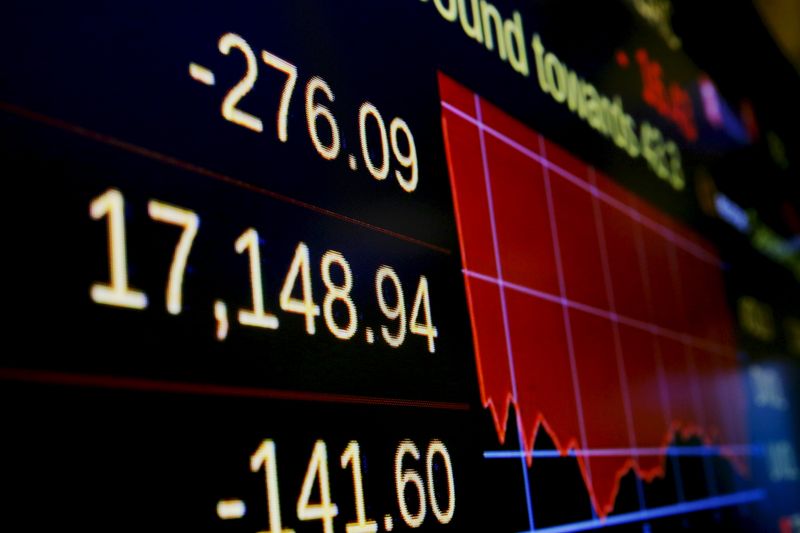 &copy; Reuters. Queda de ativo é exibida em gráfico do mercado financeiro. 04/01/2016. REUTERS/Lucas Jackson.