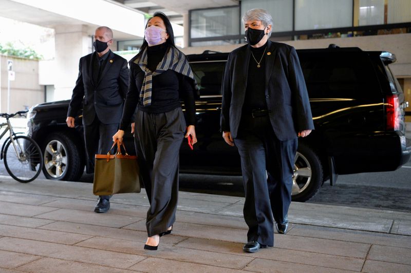 © Reuters. FILE PHOTO: Huawei's CFO, Meng, arrives at court in Vancouver