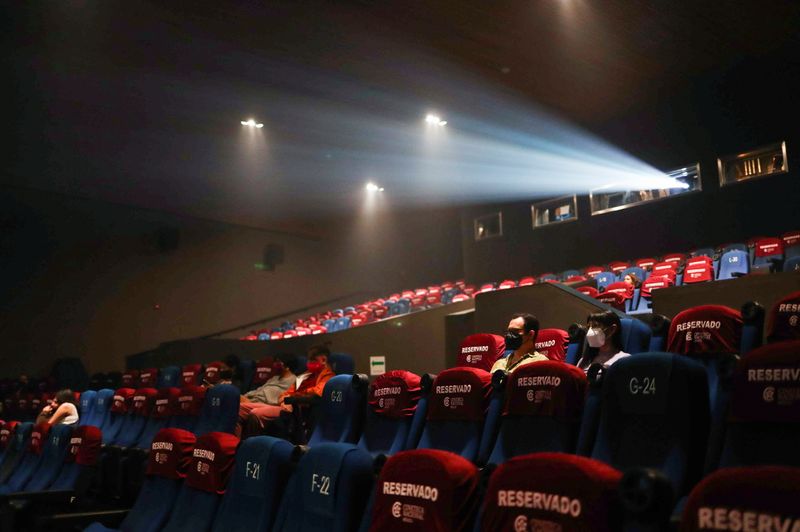 &copy; Reuters. Imagen de archivo. Personas con mascarillas son vistas en un cine a medida que la pandemia del coronavirus continúa en Ciudad de México