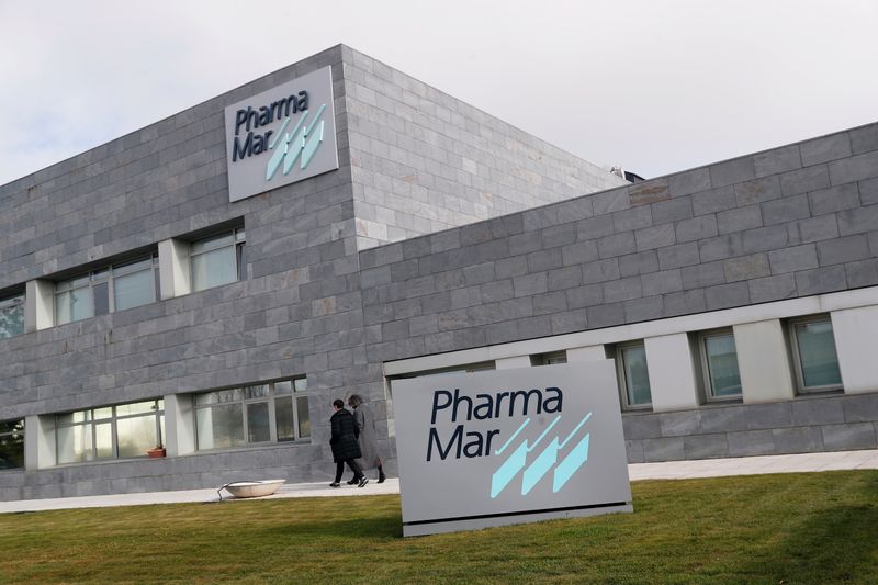 &copy; Reuters. Trabajadores a las afueras de la empresa farmacéutica española PharmaMar, en Colmenar Viejo