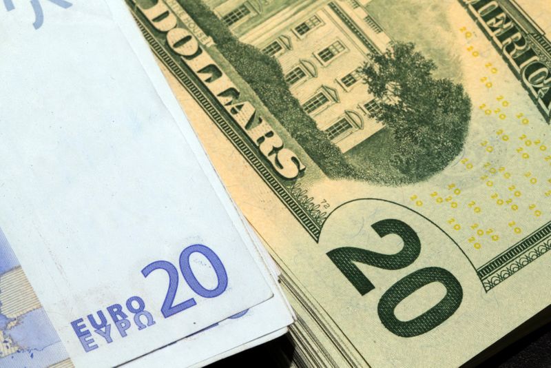 &copy; Reuters. Banconote in dollari e in euro