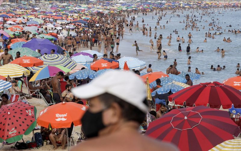 &copy; Reuters. Banhistas durante pandemia de Covid-19 em praia do Rio de Janeiro