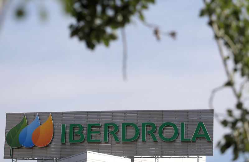 © Reuters. El logotipo de la empresa española de servicios públicos Iberdrola en su sede en Madrid