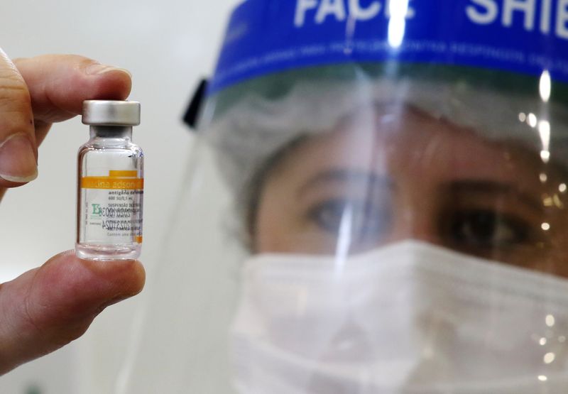 &copy; Reuters. Profissional de saúde mostra frasco da vacina contra Covid-19 CoronaVac em centro de vacinação em Curitiba