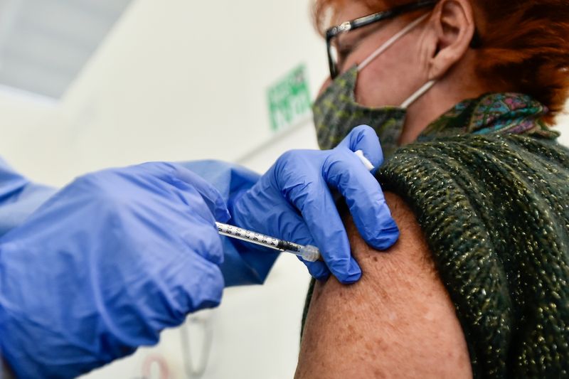 &copy; Reuters. Mulher recebe aplicação de vacina contra Covid-19 em Bergamo, na Itália