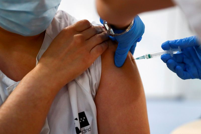 &copy; Reuters. Vacina contra Covid-19 é aplicada em paciente em Madri