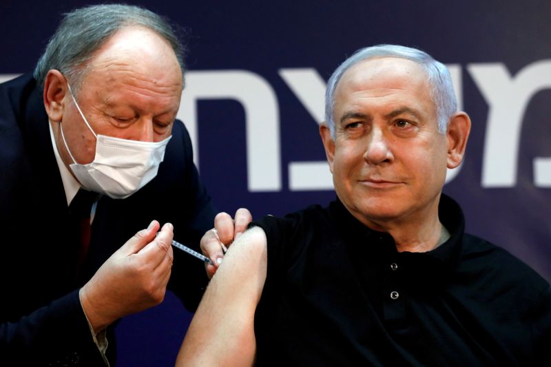 &copy; Reuters. Primeiro-ministro israelense, Benjamin Netanyahu, é vacinado contra a Covid-19 em centro médico em Ramat Gan, em Israel