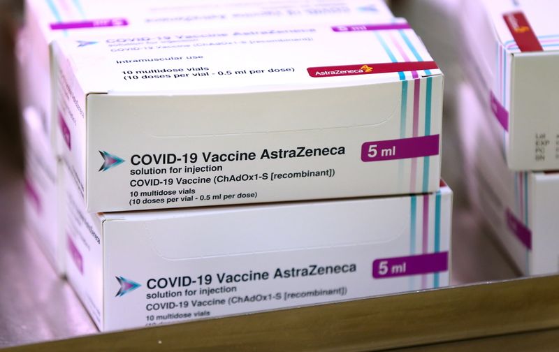 &copy; Reuters. FOTO DE ARCHIVO: Varias cajas con dosis de la vacuna de COVID-19 de la Universidad de Oxford y AstraZeneca en Haywards Heath