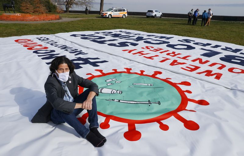 © Reuters. Stephen Cornish, director general del centro operacional de Médicos Sin Fronteras (MSF), se manifiesta afuera de la Organización Mundia de Comercio en Ginebra